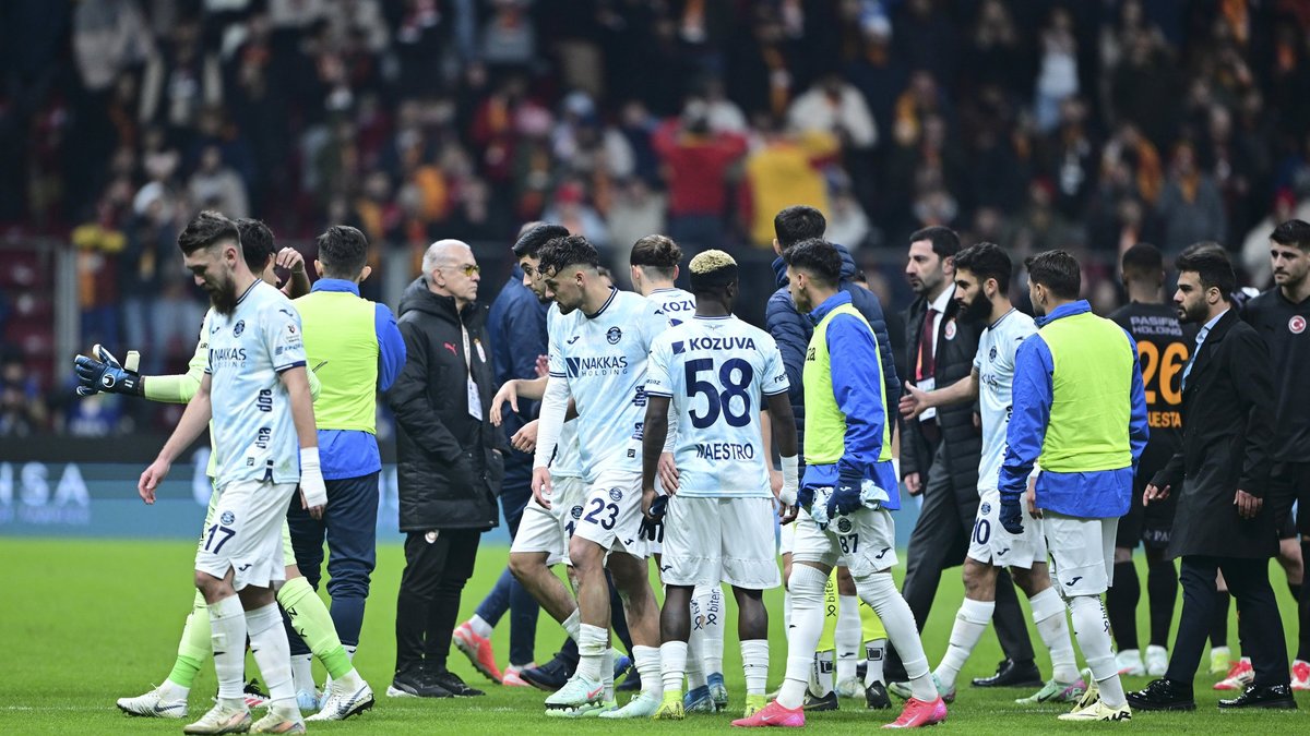 SON DAKİKA: Adana Demirspor, Galatasaray maçında sahadan çekilme kararı aldı! SON DAKİKA: Adana Demirspor, Galatasaray maçında sahadan çekilme kararı aldı!