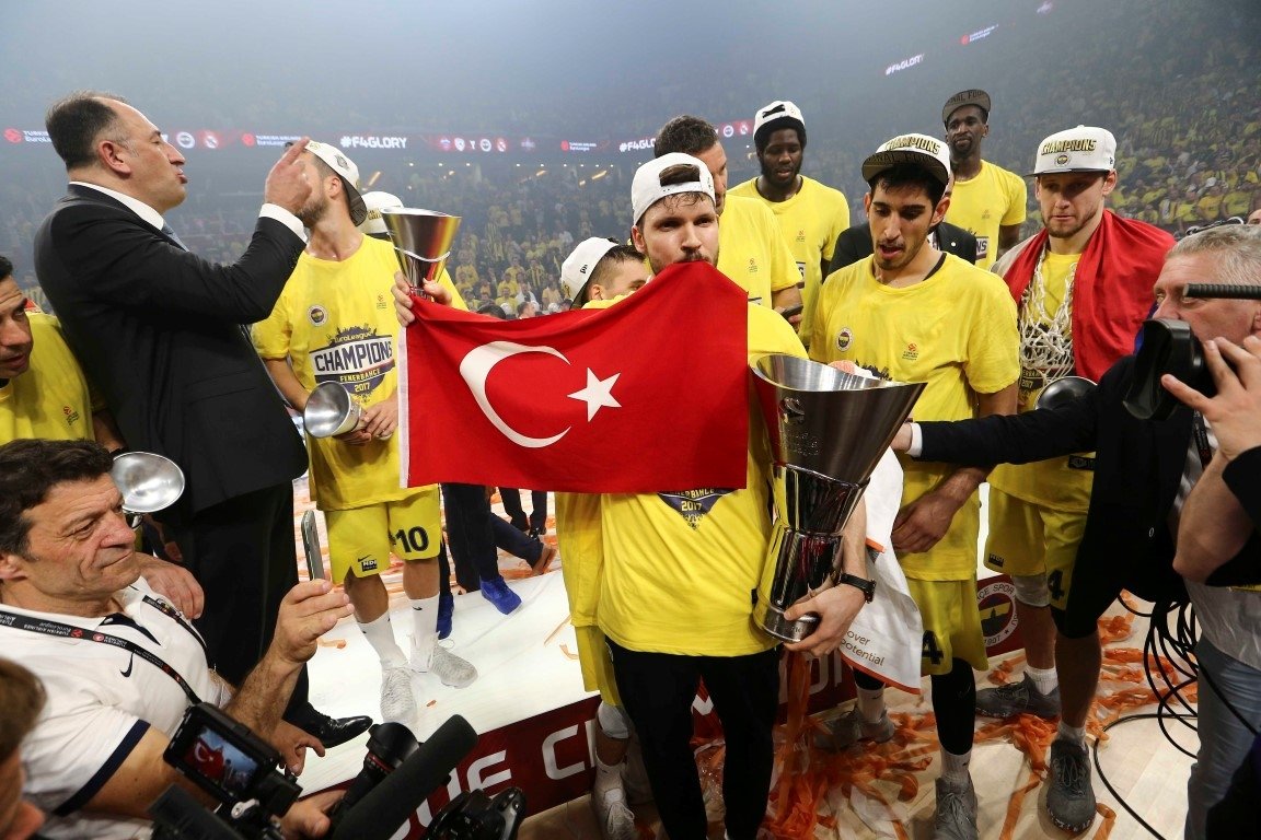 Datome söz verdi, saçlarını kestirdi