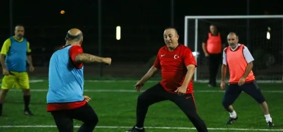 Siyasete futbol arası... Bakanlar yeşil sahaya indi - 1