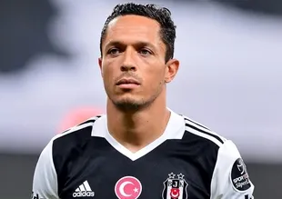 Beşiktaş'ta Adriano şoku!
