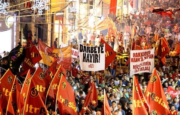 Taraftar grupları demokrasi yürüyüşünde
