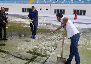 Saha temizlenemedi maç bir saat geç başladı!