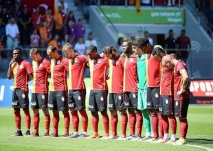G.Saray'dan şehitler için saygı duruşu