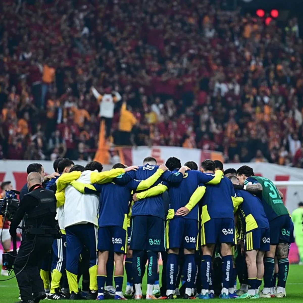 Fenerbahçe'de derbi öncesi saha ortasında toplantı!