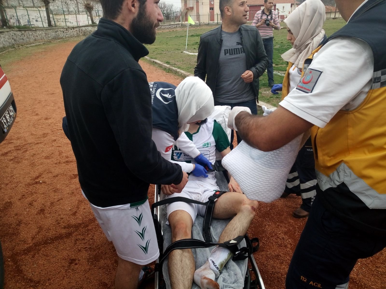 Futbolcular tekme tokat kavga etti!