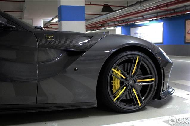 Lukas Podolski’nin süper otomobili otoparkta görüntülendi!