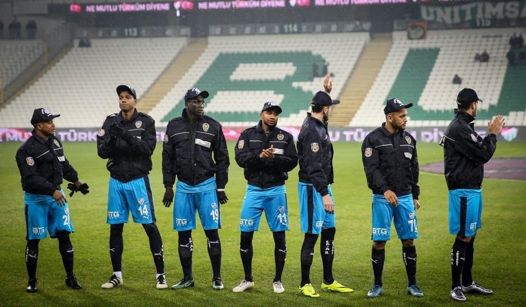 Bursaspor sahaya çevik kuvvet montlarıyla çıktı