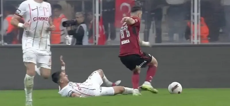 Dolmabahçe'de art arda iki kırmızı kart! İşte o pozisyonlar - 4