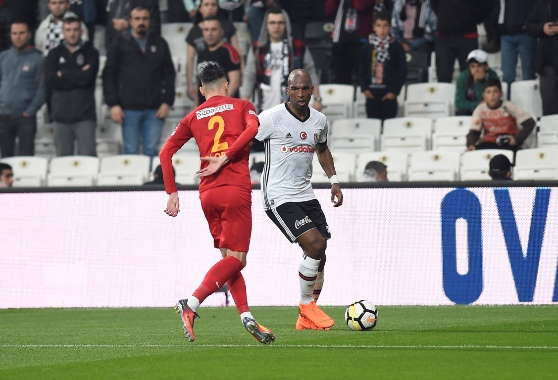 Hakem Barış Şimşek, Talisca’ya çarptı! İşte o anlar