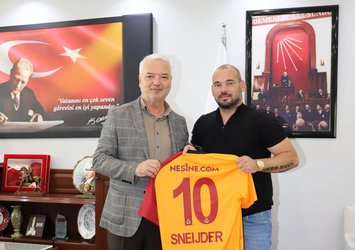 Galatasaraylı eski yıldızı Wesley Sneijder Saruhanlı Belediyesi'ne ziyaret gerçekleştirdi