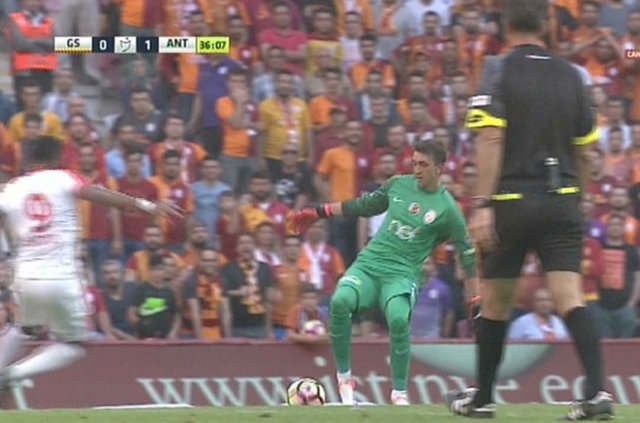 Muslera orta sahada Eto’o’yu çalımladı
