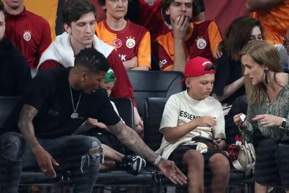 GALATASARAY HABERLERİ - Patrick van Aanholt çıldırdı! Arda Turan sakinleştirdi