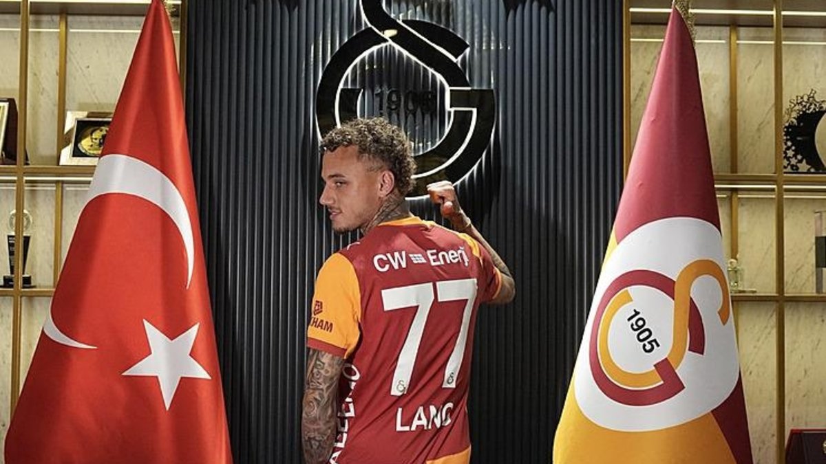 Galatasaray yıldız futbolcunun lisansını çıkardı!