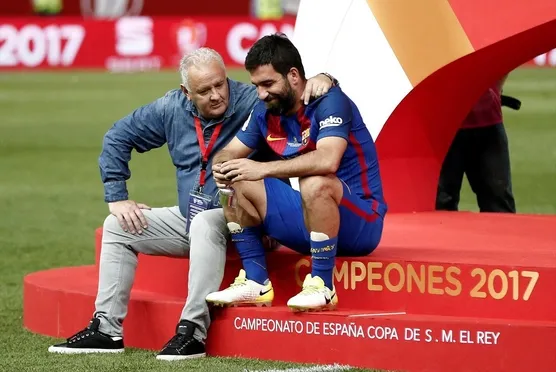 Arda Turan tek başına kaldı