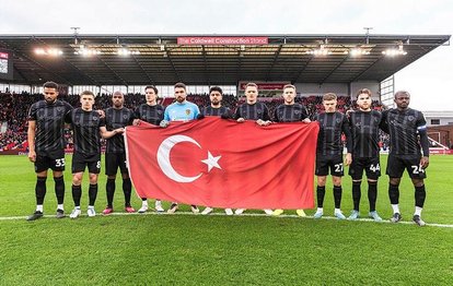 Hull City’den depremzedeler için Türk bayraklı saygı duruşu