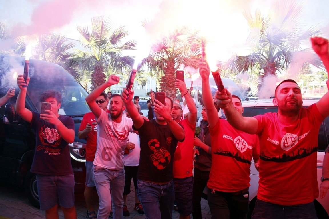 Antalyaspor’da Menez’e coşkulu karşılama