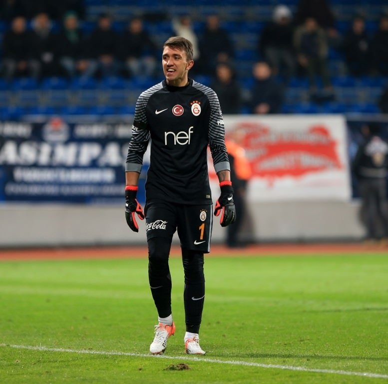 Chelsea, Muslera’yı istiyor