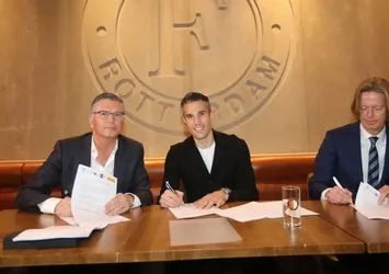 Robin van Persie imzayı attı