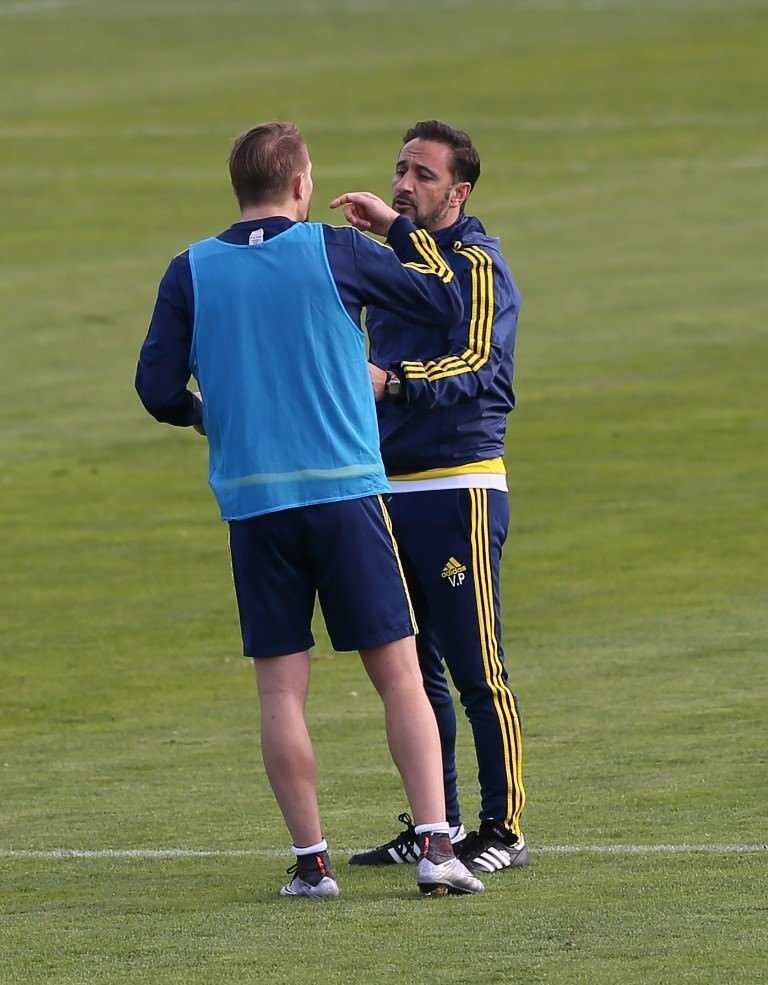 O topu sana yediririm!