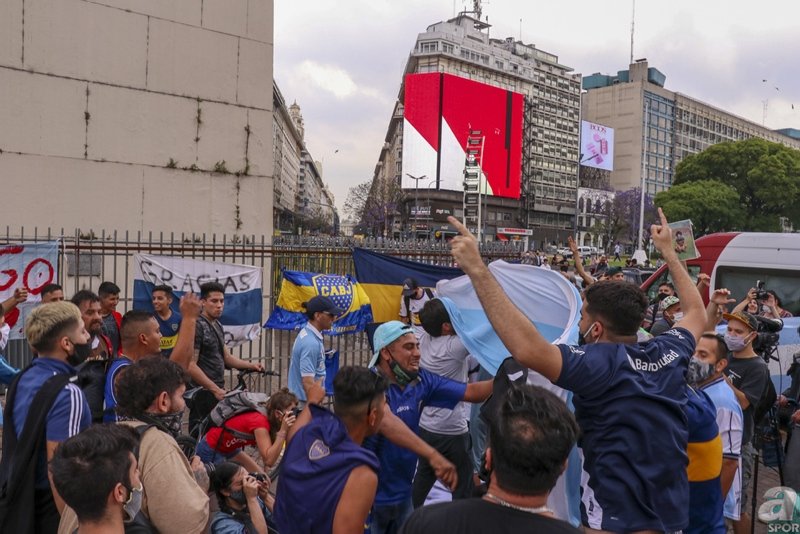 Diego Maradona’nın ölümünün ardından gözyaşları sel oldu!