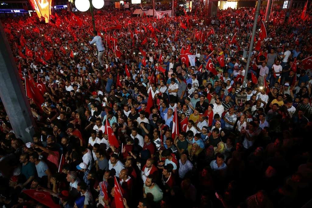 Halk demokrasi nöbetinde