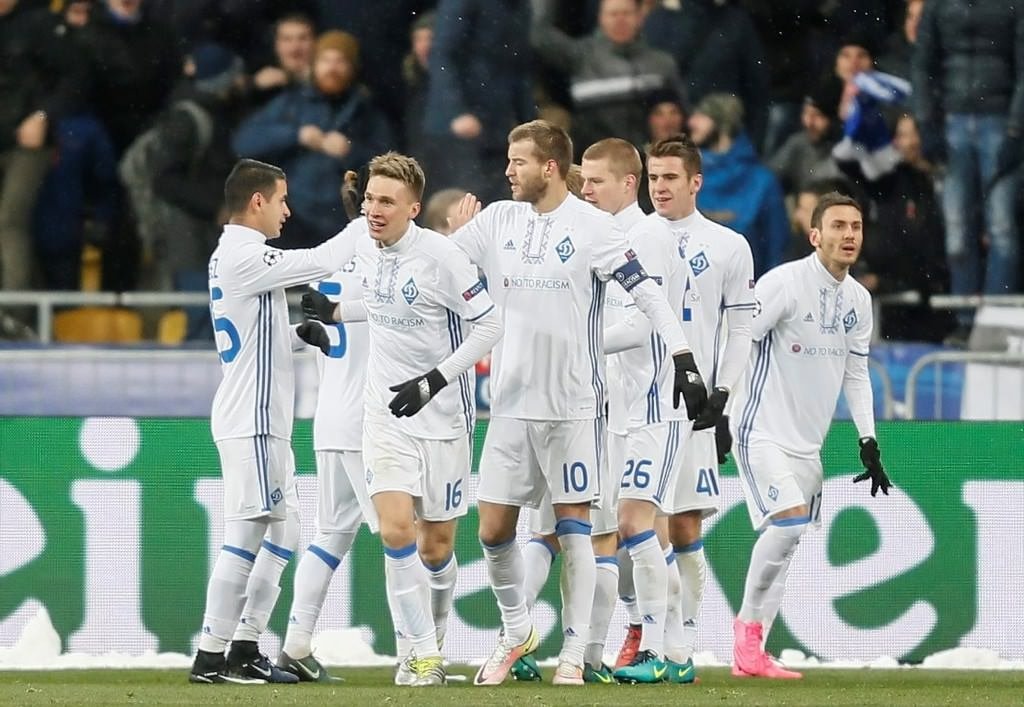 Dinamo Kiev taraftarı Beşiktaş bayrağı yaktı