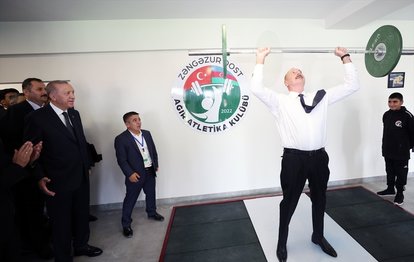 Azerbaycan başkanı Aliyev, Başkan Recep Tayyip Erdoğan’ın yanında halter kaldırdı