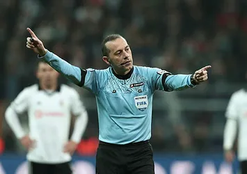 Cüneyt Çakır 3 kez VAR'a gitti