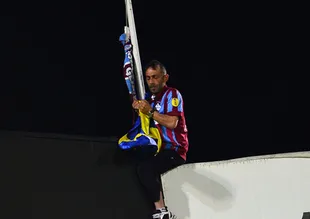 Hıncını bayrak direğinden çıkardı