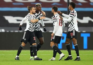 Manchester United geriden geldi!