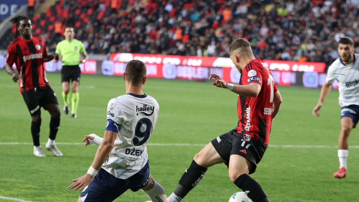 FENERBAHÇE HABERİ: Edin Dzeko'nun pozisyonu penaltı mı? Ahmet Çakar son noktayı koydu FENERBAHÇE HABERİ: Edin Dzeko'nun pozisyonu penaltı mı? Ahmet Çakar son noktayı koydu