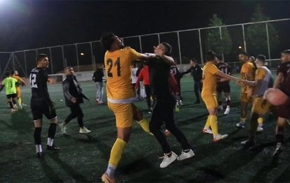 Bir futbolcu sahaya atlayan taraftarı dövdü!