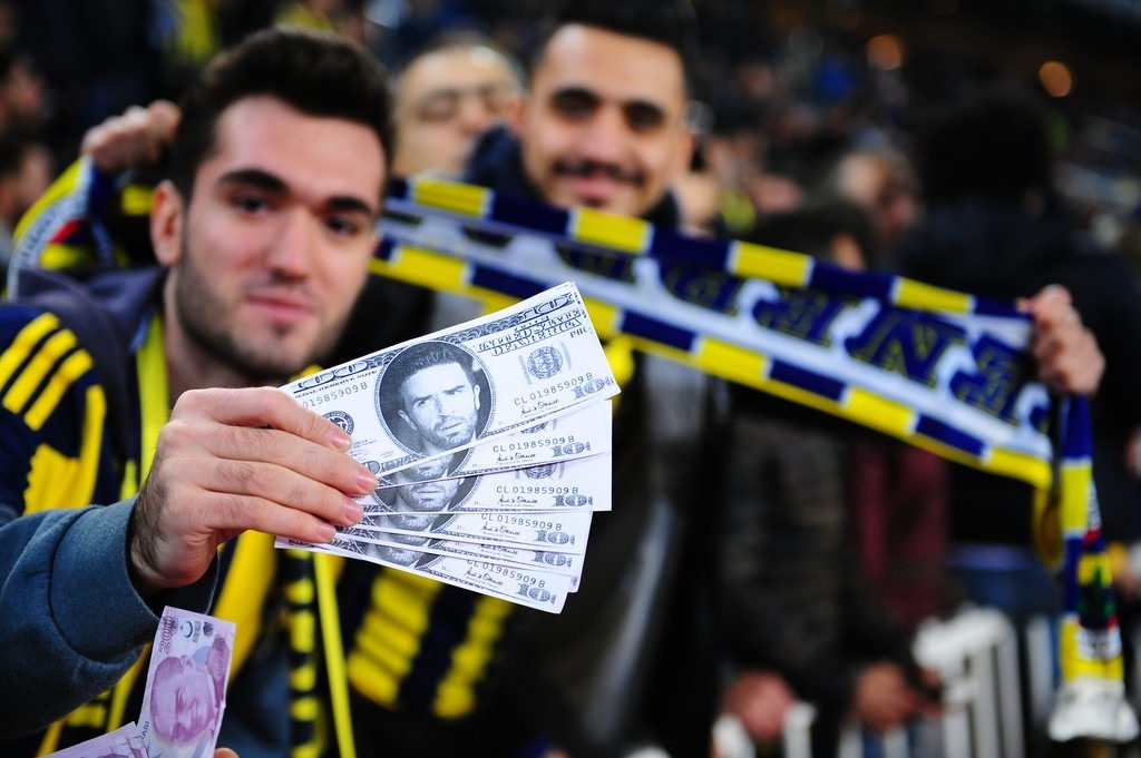 Fenerbahçe taraftarından Gökhan Gönül’e protesto!