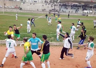 Futbolcular tekme tokat kavga etti!