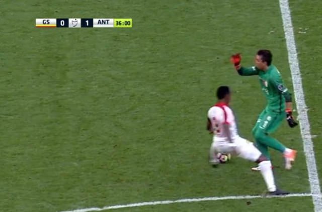 Muslera orta sahada Eto’o’yu çalımladı