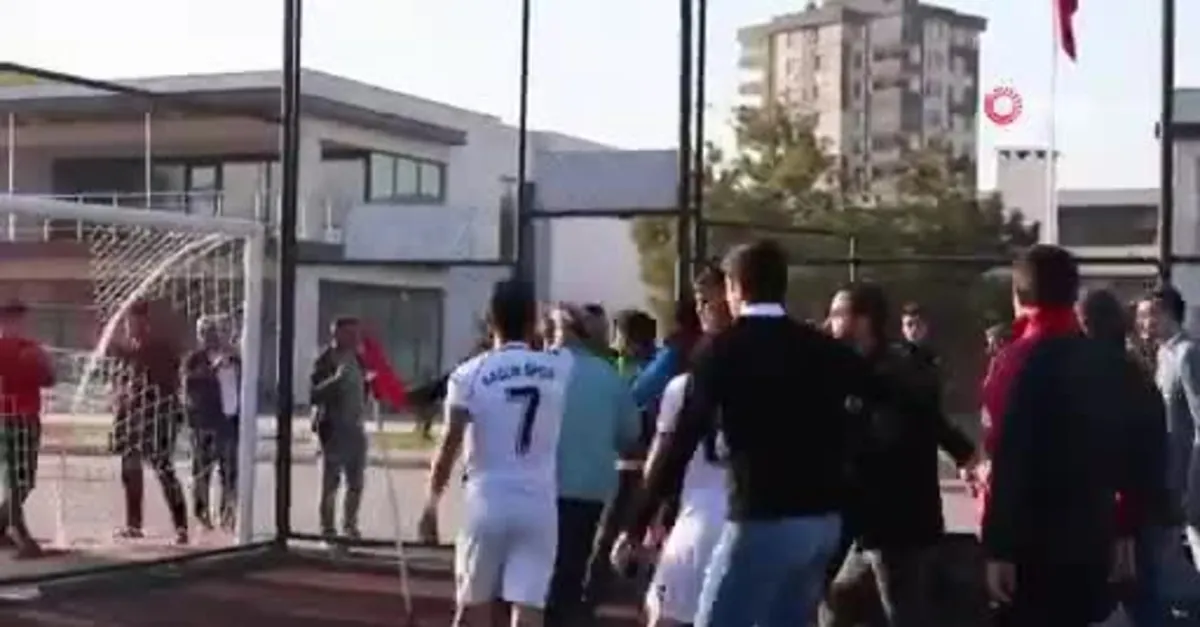 Kırmızı kart gördü hakeme saldırıp uçan tekme attı!