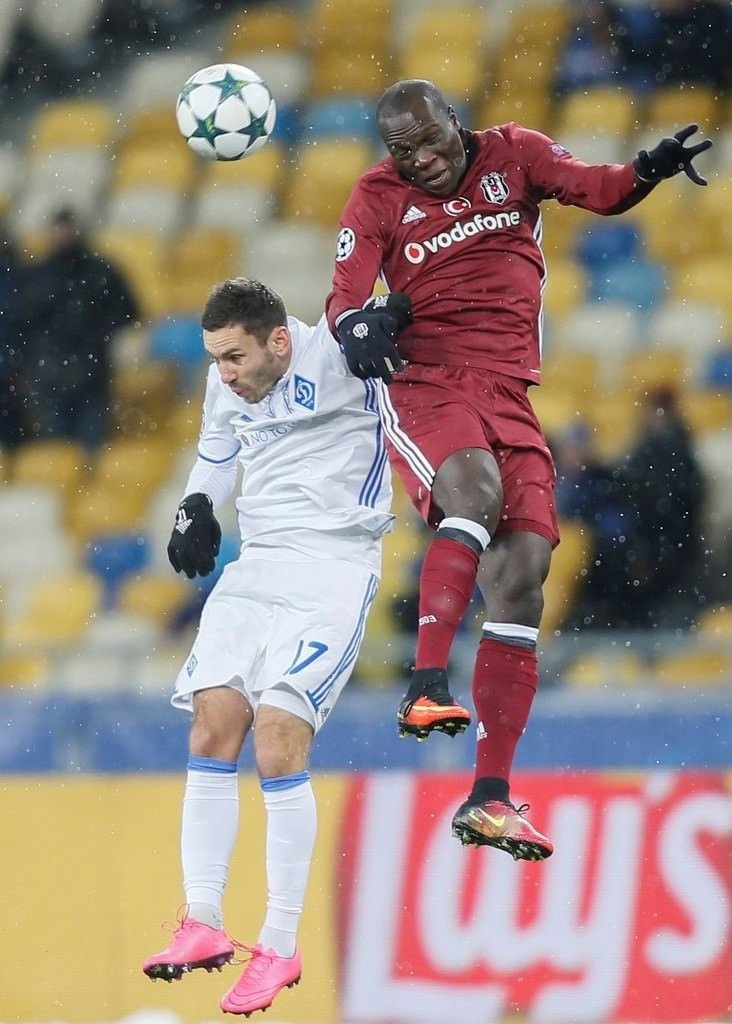 Dinamo Kiev taraftarı Beşiktaş bayrağı yaktı