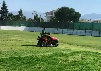 Onazi çim sahayı biçti