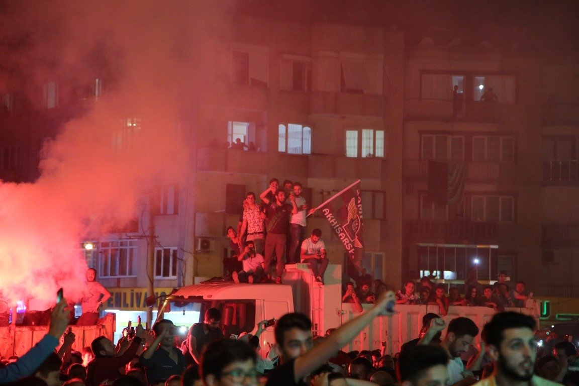 Akhisar sokağa döküldü!