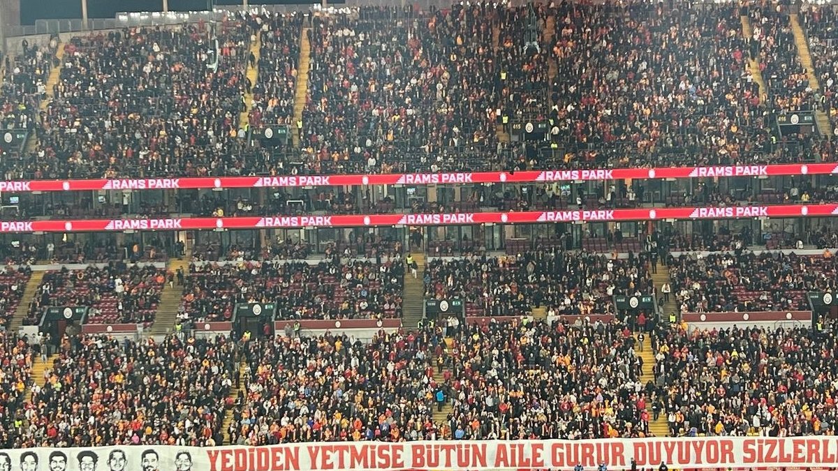 Galatasaray taraftarından Lucas Torreira'ya özel pankart!