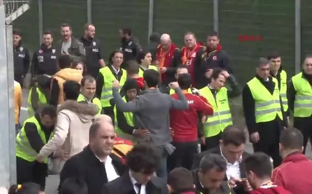 G.Saray taraftarı TT Stadı önünde toplandı