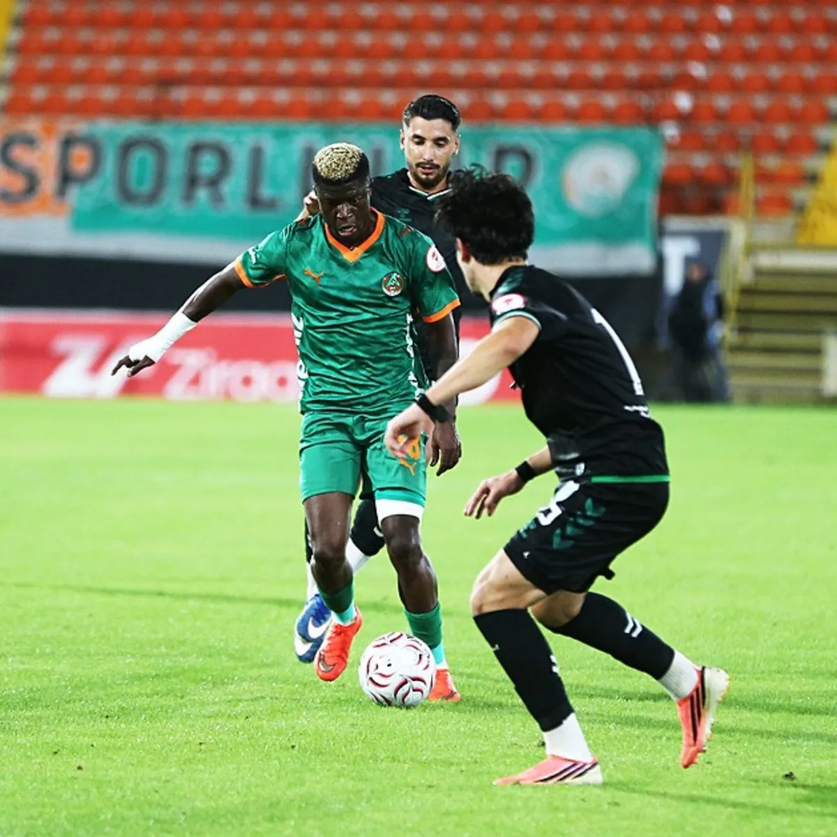 Corendon Alanyaspor, 12 Bingölspor'u 4 golle geçerek tur atladı!