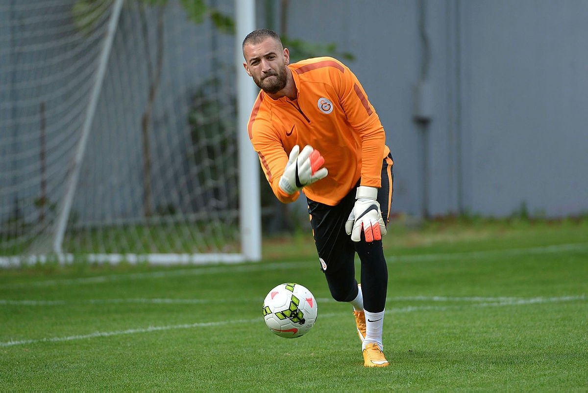 Galatasaray’da 10 futbolcu gidiyor