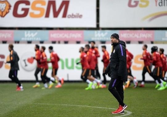 Galatasaray’da hoca ile oyuncu krizleri bitmiyor