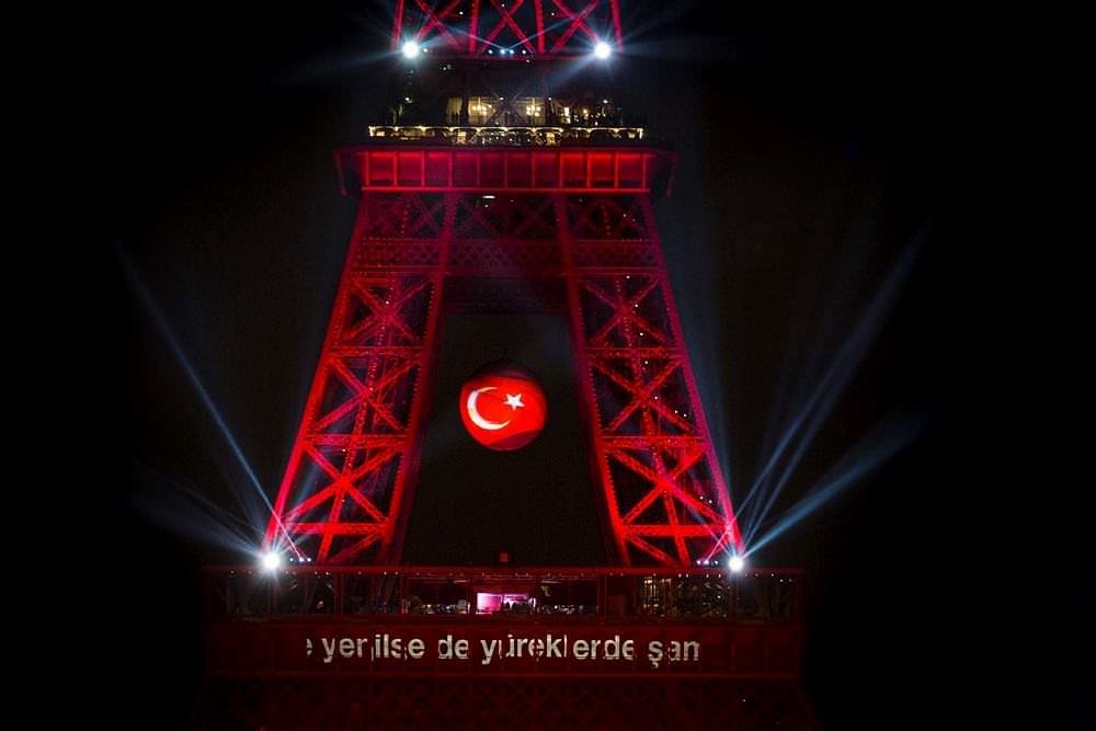 Eyfel’i kırmızı beyaza boyadık