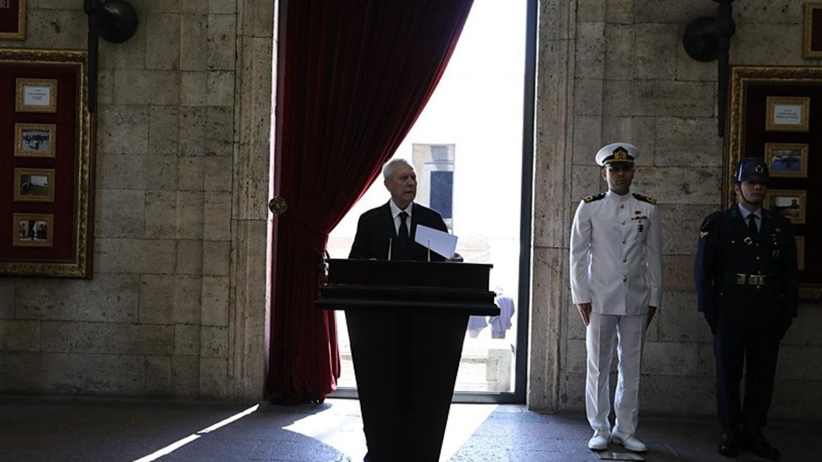 Fenerbahçe Başkan Adayı Aziz Yıldırım, Anıtkabir'i ziyaret etti