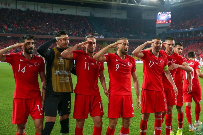 Dünden bugüne ’Asker Selamı’ veren futbolcular