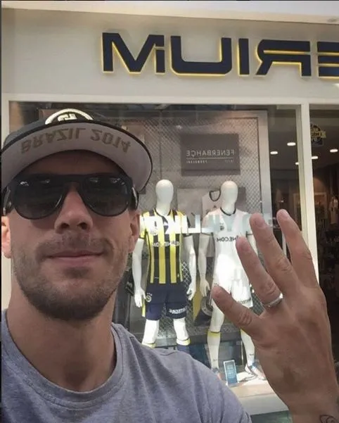 Podolski'den Fenerbahçelileri kızdıracak hareket! - 1