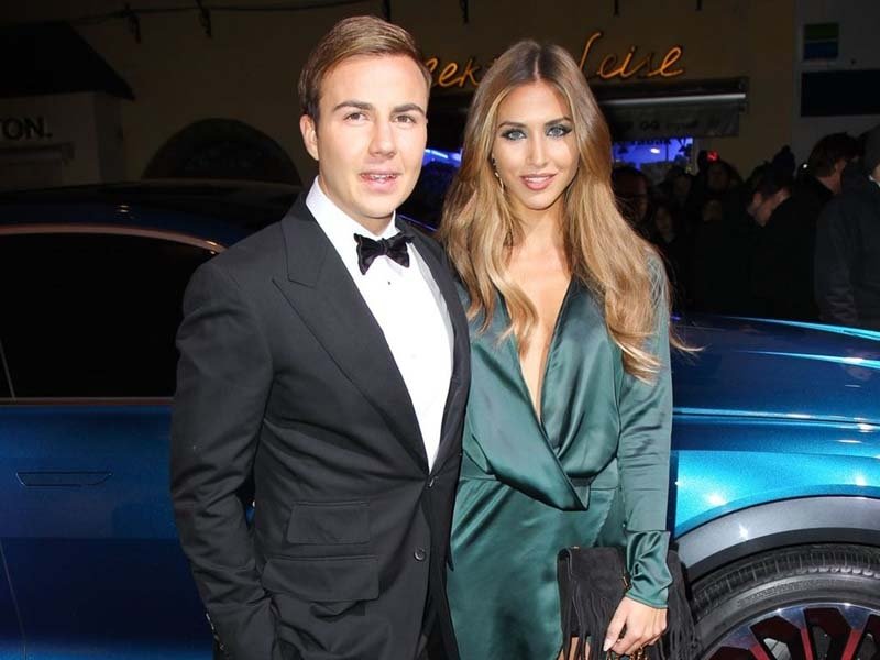 İşte ünlü futbolcuların eşleri veya sevgilileri