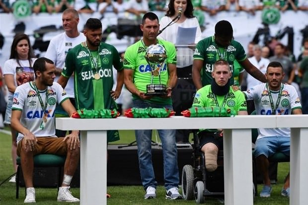 Chapecoense gözyaşlarıyla sahada